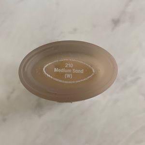it cosmetics Makeup - Confidence in a Foundation - Medium Sand 210 it cosmetics Makeup - Confidence in a Foundation - Medium Sand 210